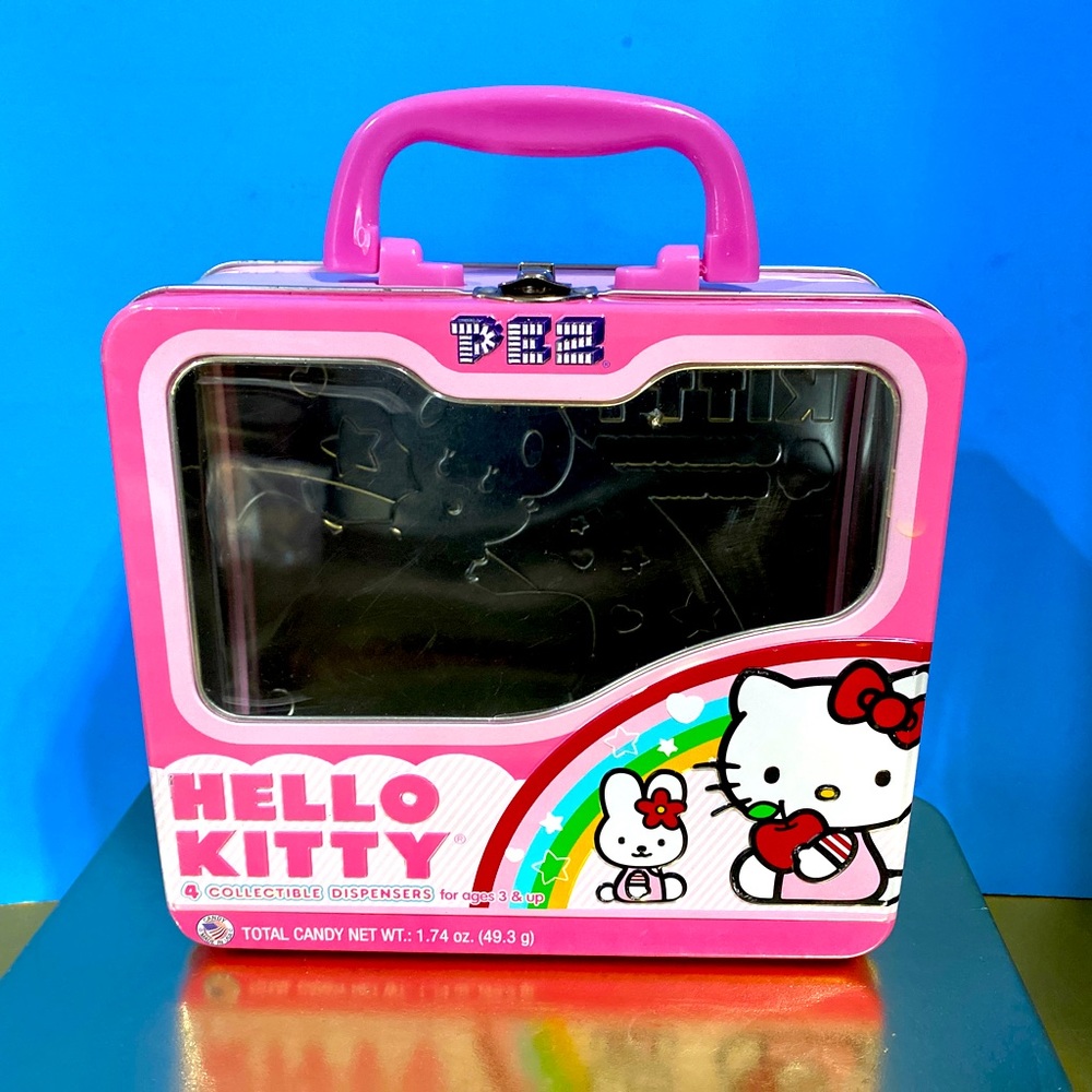 HELLO KITTY 2010 EMBOSSED METAL TOTE w/HANDLE & LATCH PEZ CASE, PLASTIC WINDOW - Picture 2 of 15